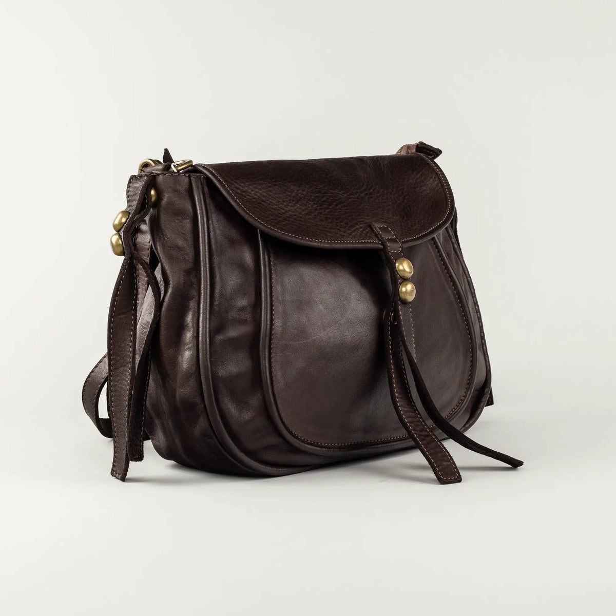 Aruci – Braune Damenhandtasche aus dickem Leder im Satteldesign
