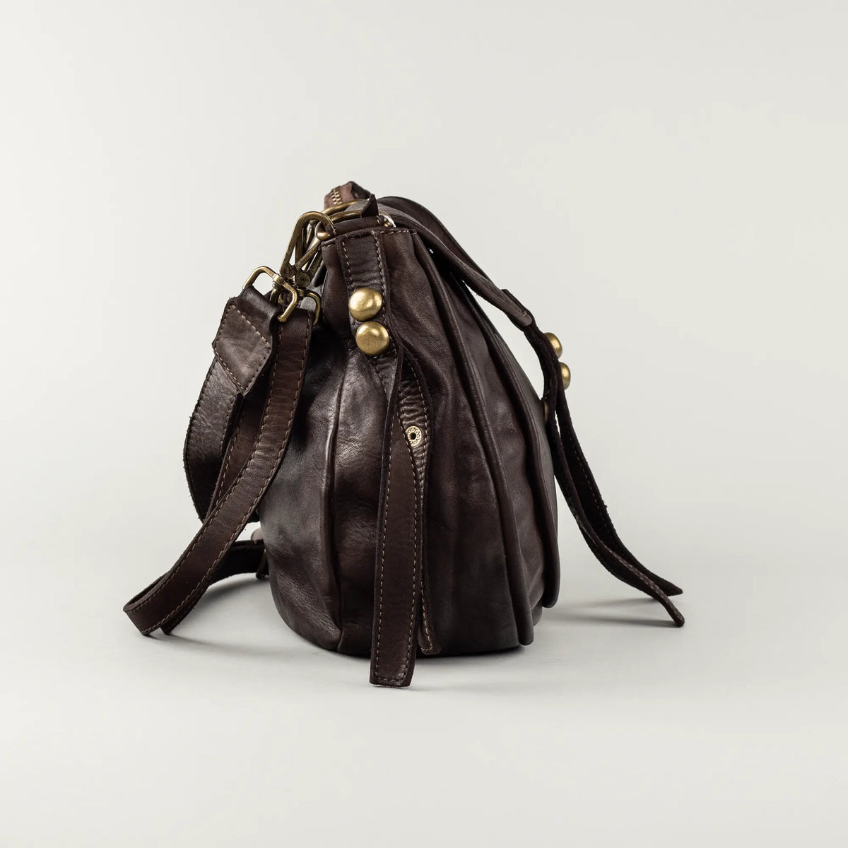 Aruci – Braune Damenhandtasche aus dickem Leder im Satteldesign