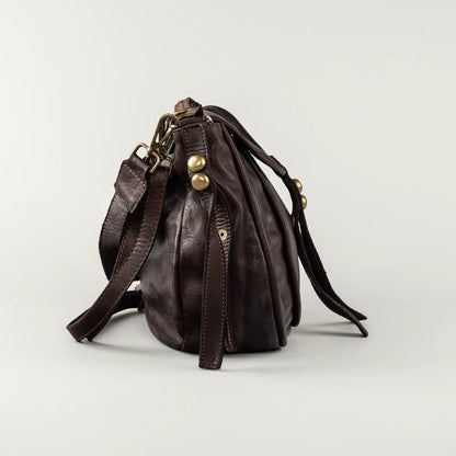 Aruci – Braune Damenhandtasche aus dickem Leder im Satteldesign