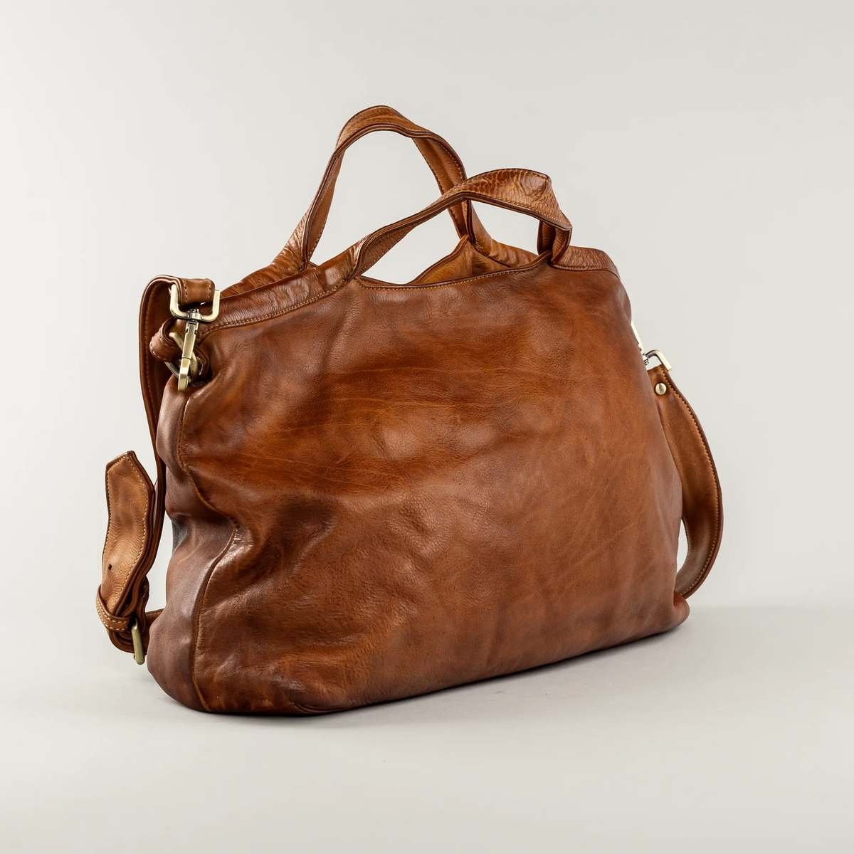 Aruci – Geräumige Damenhandtasche aus weichem Leder in Cognacbraun