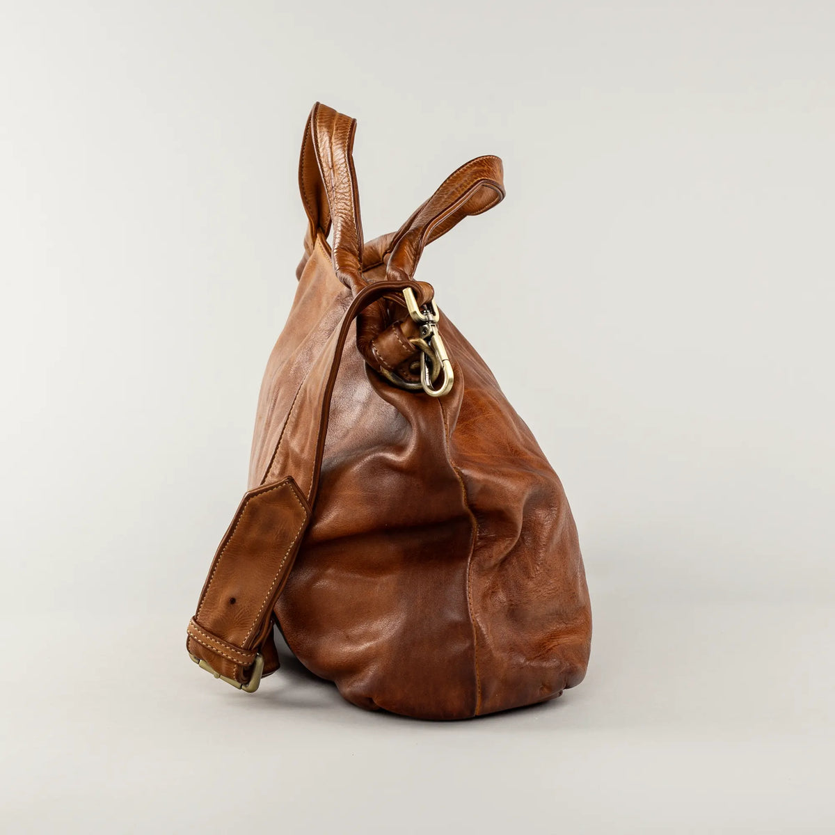Aruci – Geräumige Damenhandtasche aus weichem Leder in Cognacbraun