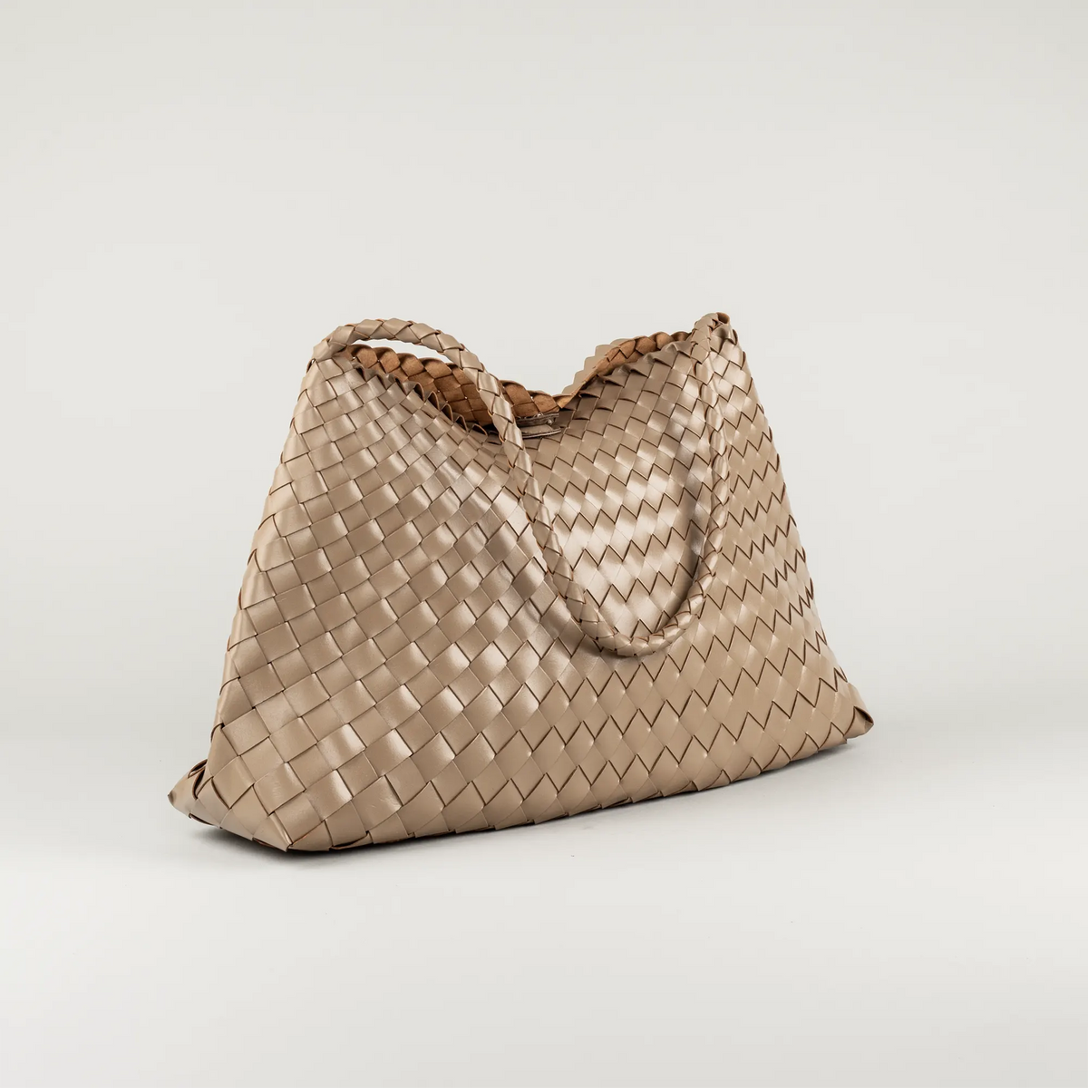 Aruci – Damenhand- und Schultertasche aus beigem geflochtenem Leder