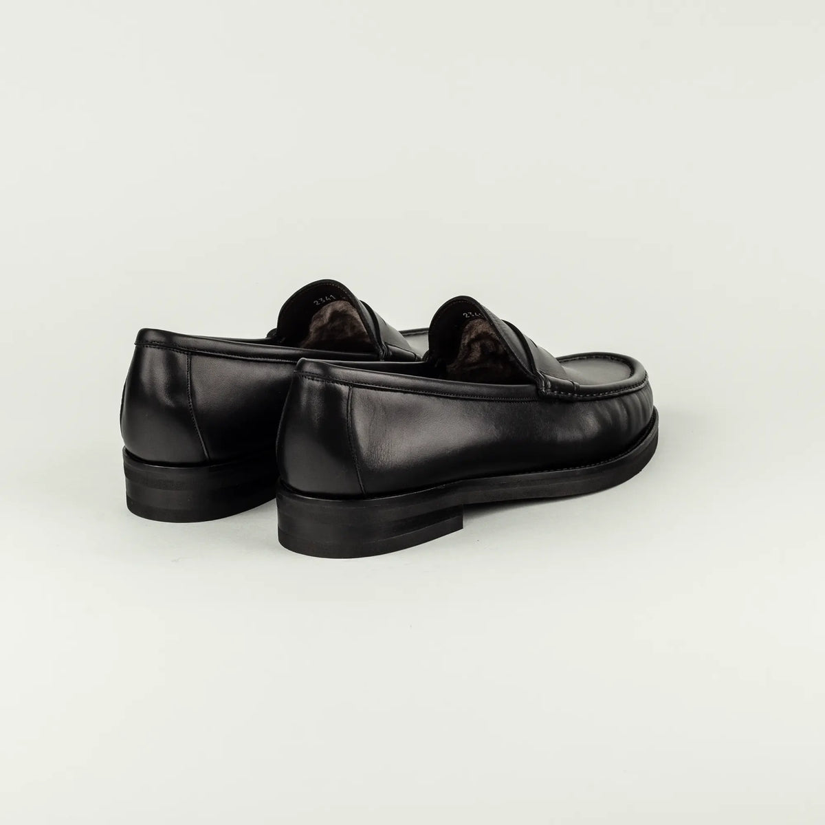 Aruci – Herren-Loafer aus schwarzem Kalbsleder mit Lammfellfutter