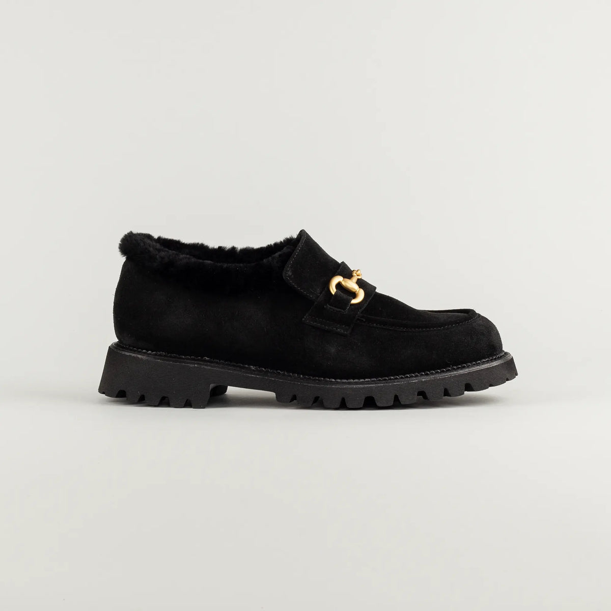 Aruci Hoher Loafer aus schwarzem Wildleder mit Lammfell & Horsebit-Schnalle