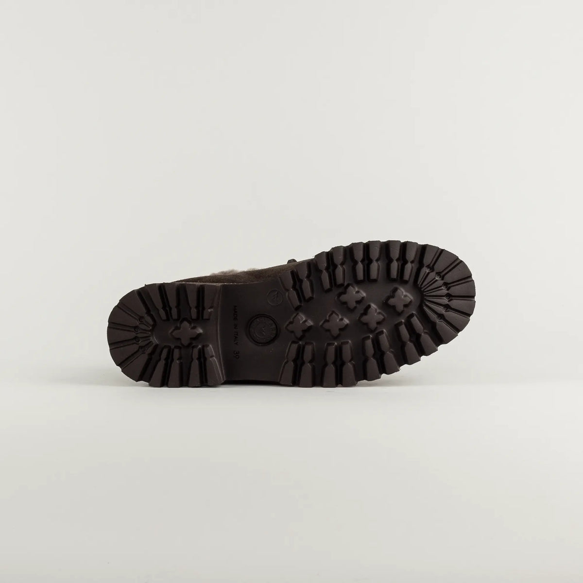 Aruci Hoher Loafer aus dunkelbraunem Wildleder mit Lammfell & Horsebit-Schnalle