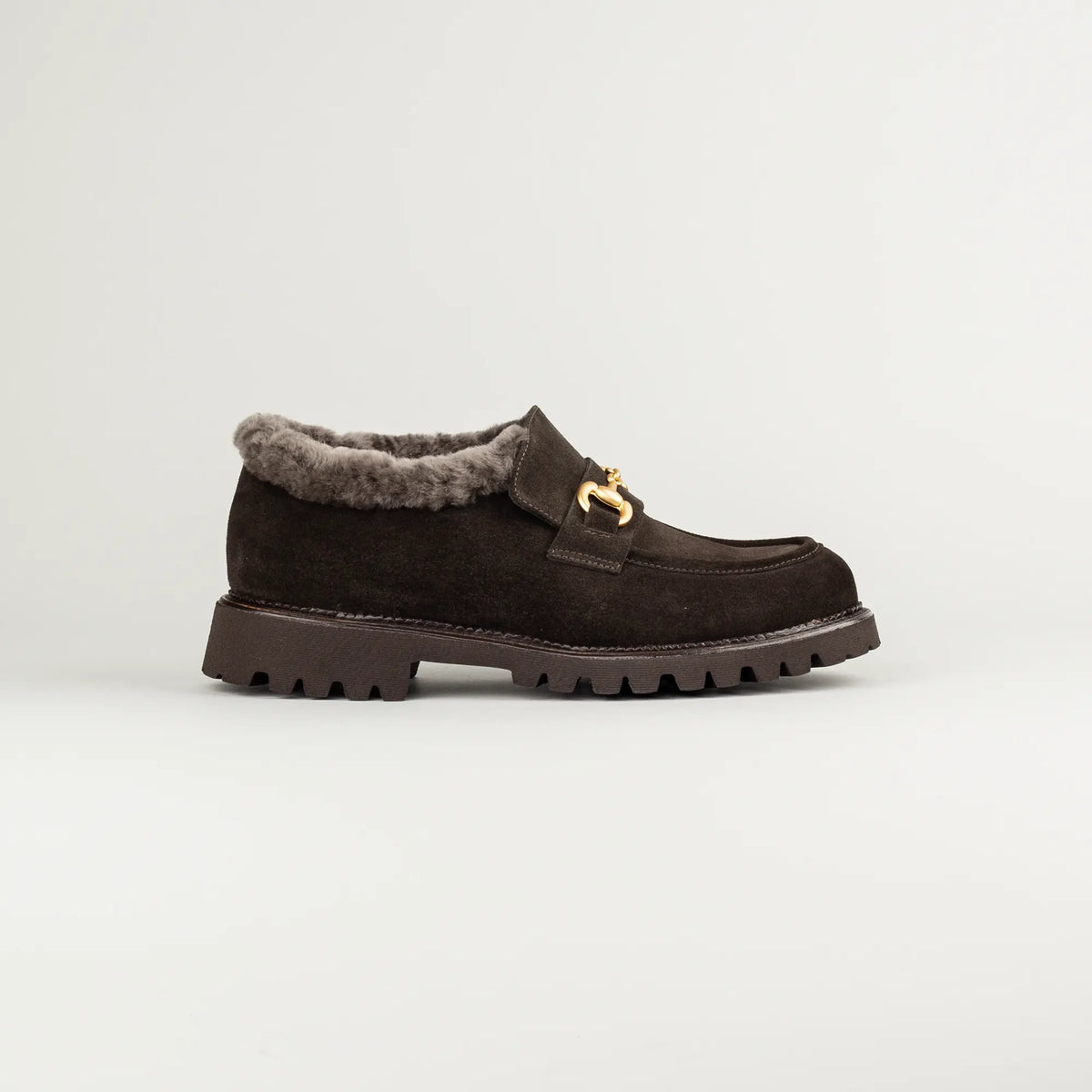 Aruci Hoher Loafer aus dunkelbraunem Wildleder mit Lammfell & Horsebit-Schnalle