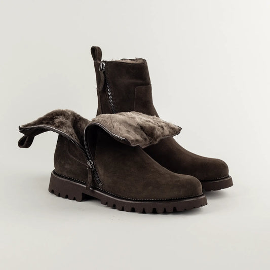 Aruci Lammfell-Boot aus dunkelbraunem Wildleder | Handmade in Italy