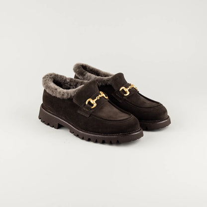Aruci Hoher Loafer aus dunkelbraunem Wildleder mit Lammfell & Horsebit-Schnalle