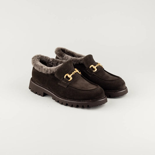 Aruci Hoher Loafer aus dunkelbraunem Wildleder mit Lammfell & Horsebit-Schnalle