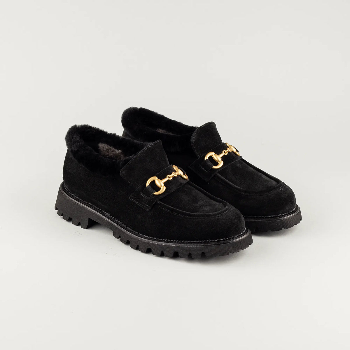 Aruci Hoher Loafer aus schwarzem Wildleder mit Lammfell & Horsebit-Schnalle