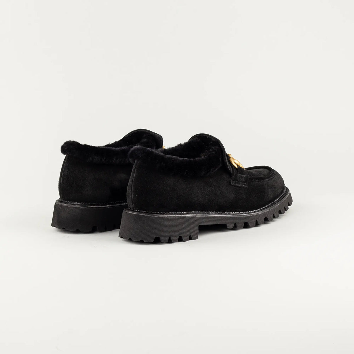 Aruci Hoher Loafer aus schwarzem Wildleder mit Lammfell & Horsebit-Schnalle