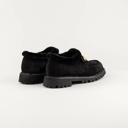 Aruci Hoher Loafer aus schwarzem Wildleder mit Lammfell & Horsebit-Schnalle