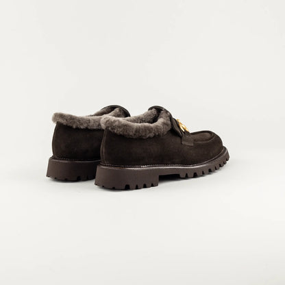 Aruci Hoher Loafer aus dunkelbraunem Wildleder mit Lammfell & Horsebit-Schnalle