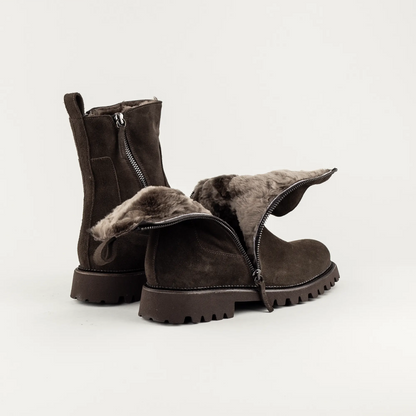 Aruci Lammfell-Boot aus dunkelbraunem Wildleder | Handmade in Italy