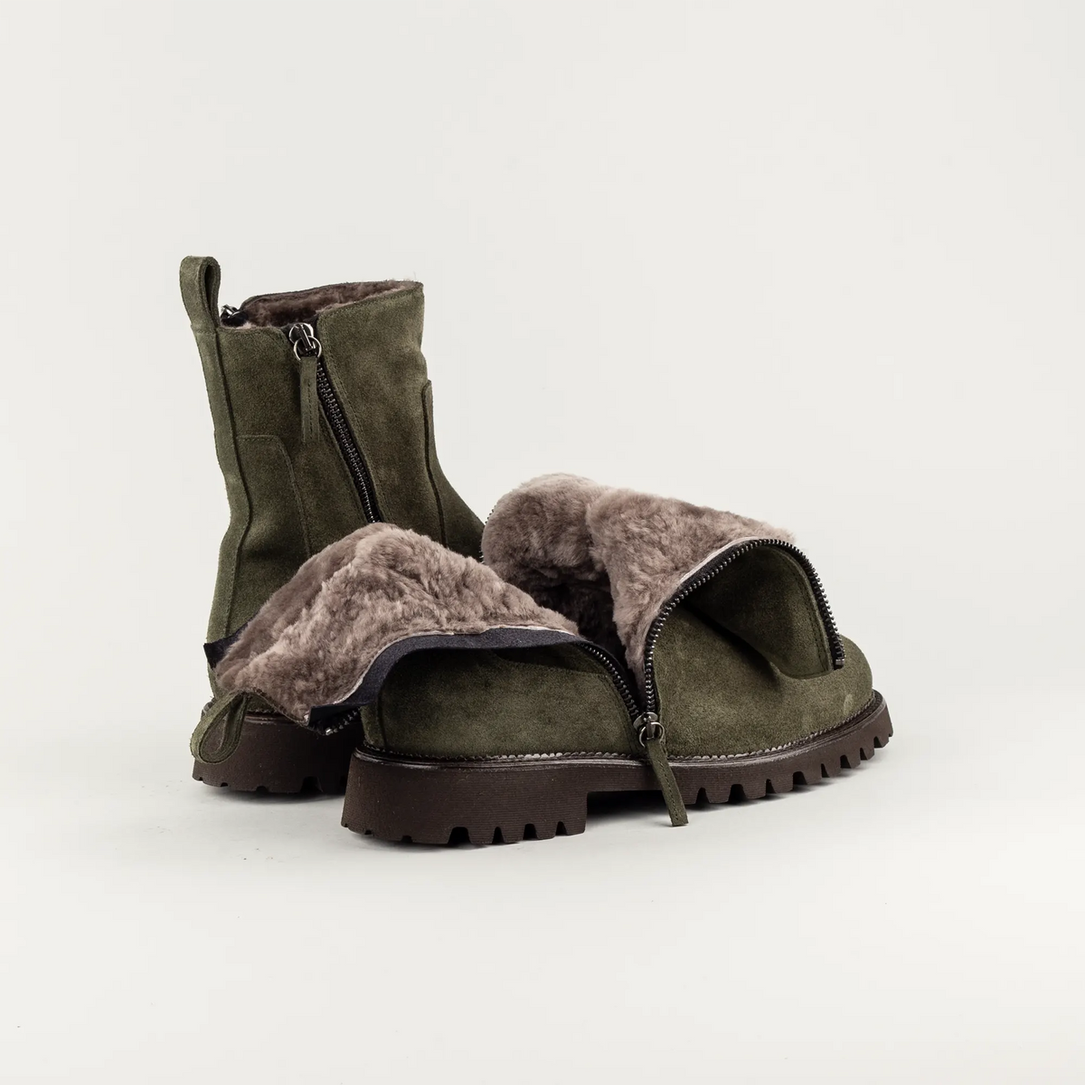 Aruci Lammfell-Boot aus grünem Wildleder | Handmade in Italy
