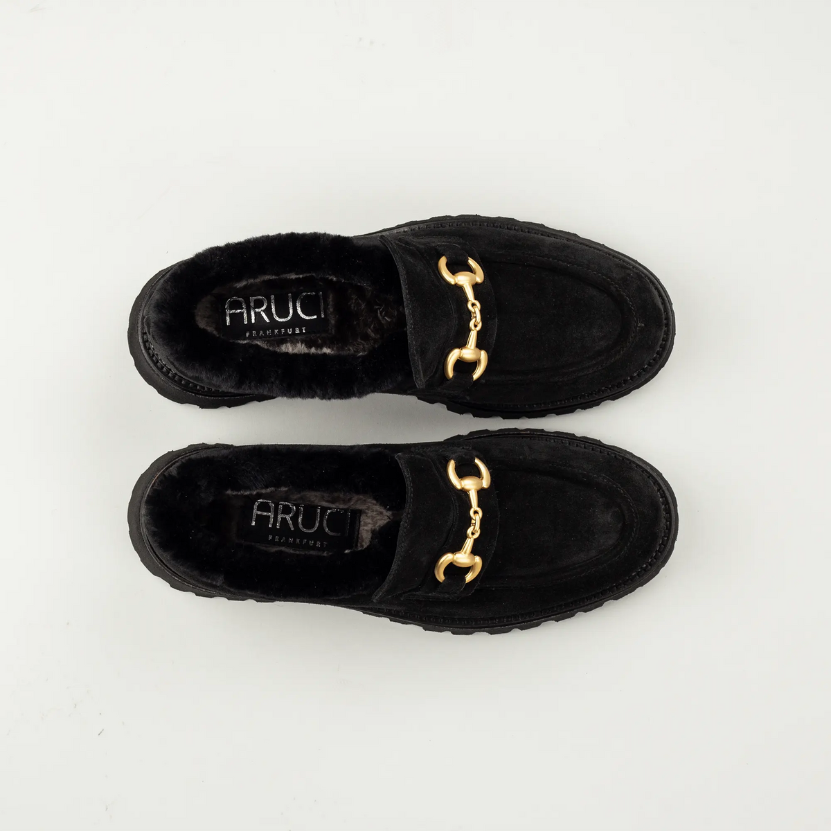 Aruci Hoher Loafer aus schwarzem Wildleder mit Lammfell & Horsebit-Schnalle