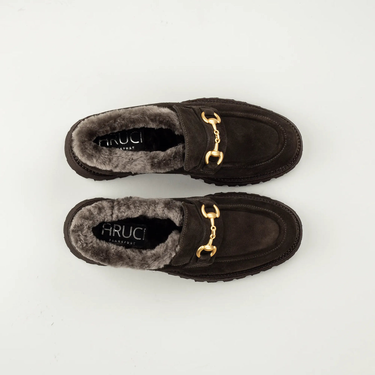 Aruci Hoher Loafer aus dunkelbraunem Wildleder mit Lammfell & Horsebit-Schnalle