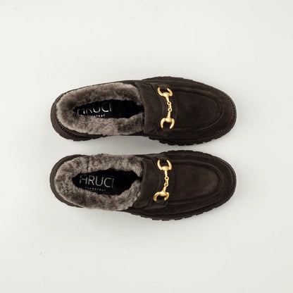 Aruci Hoher Loafer aus dunkelbraunem Wildleder mit Lammfell & Horsebit-Schnalle