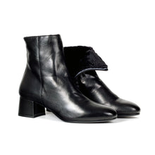Lade das Bild in den Galerie-Viewer, Cinzia Valle - Ankle Boots (Lammfell)
