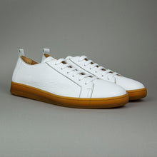 Lade das Bild in den Galerie-Viewer, OPERA v. Antonio Maurizi - Sneaker

